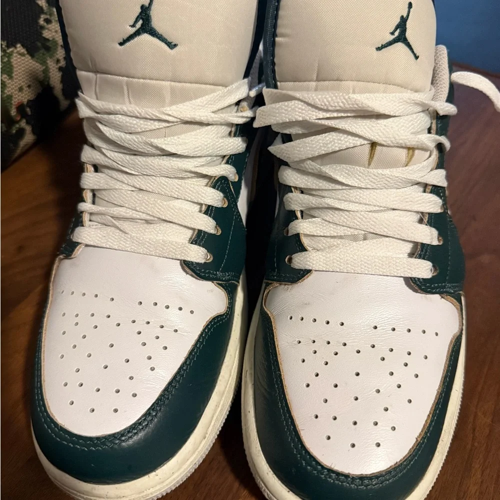 Jordan 1 size 9.5 White and Green - Picture 2 of 4